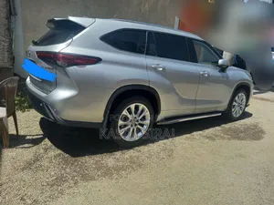 Toyota Highlander Hybrid 2022 Silver