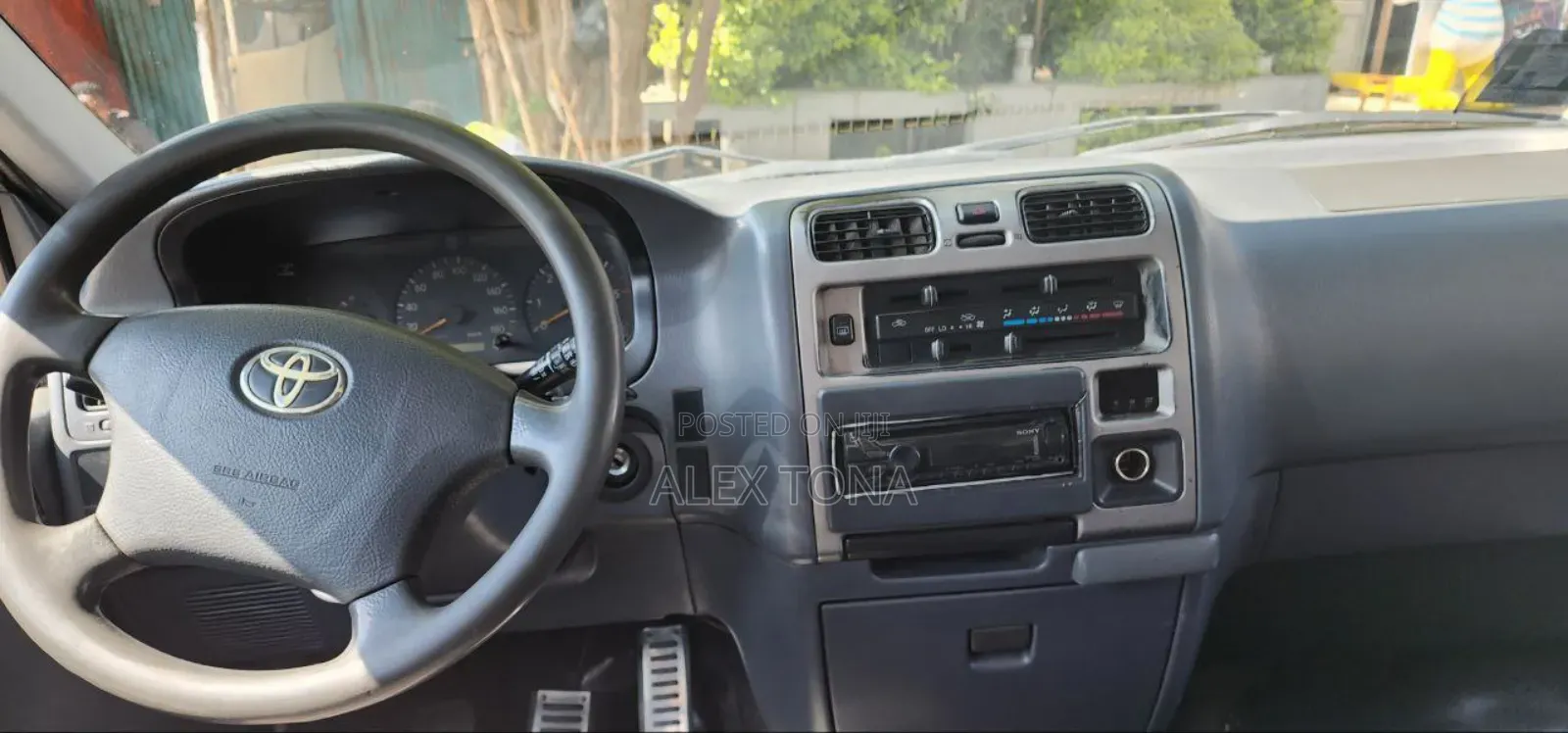 Toyota HiAce 2011 White