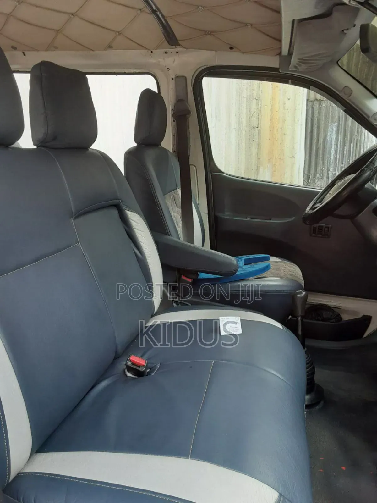 Toyota HiAce 220 2007 White