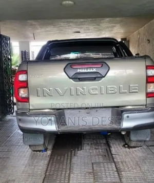 Toyota Hilux 2021 Maroon