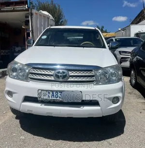 Toyota Fortuner 2011 Off white