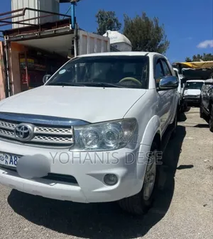 Toyota Fortuner 2011 Off white