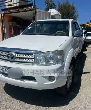 Toyota Fortuner 2011 Off white