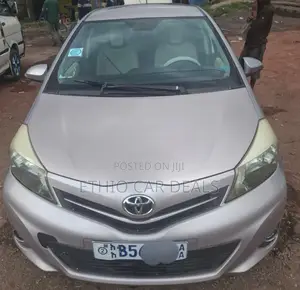 Toyota Yaris SE Hatchback 5dr 2012 Silver