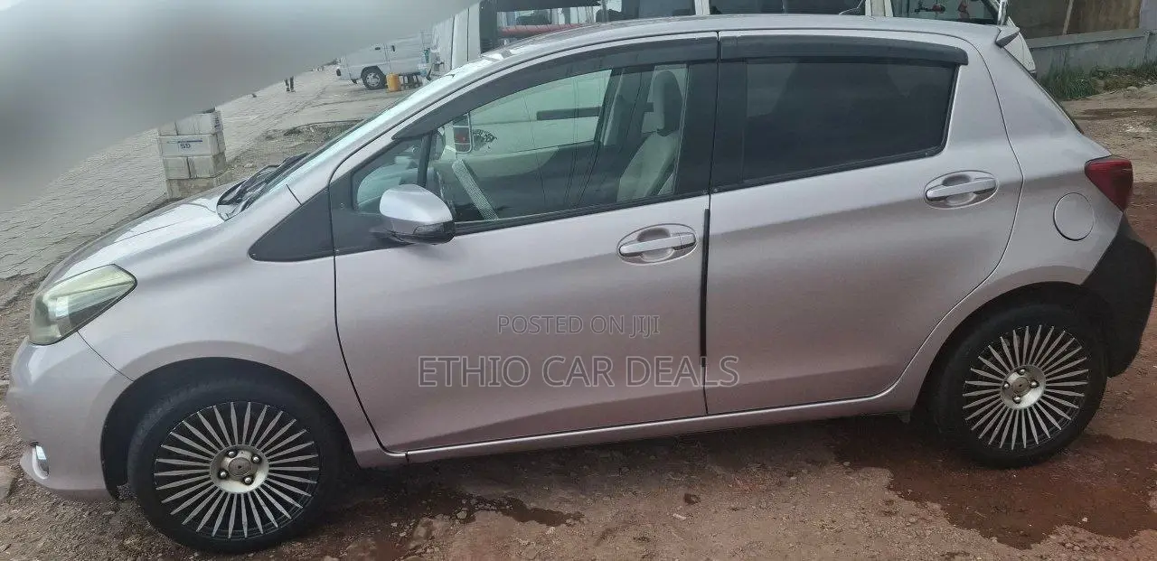 Toyota Yaris SE Hatchback 5dr 2012 Silver