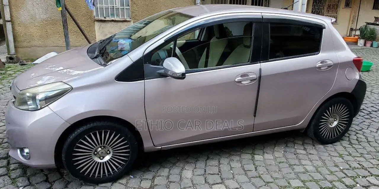 Toyota Yaris SE Hatchback 5dr 2012 Silver