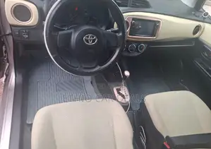 Toyota Yaris SE Hatchback 5dr 2012 Silver