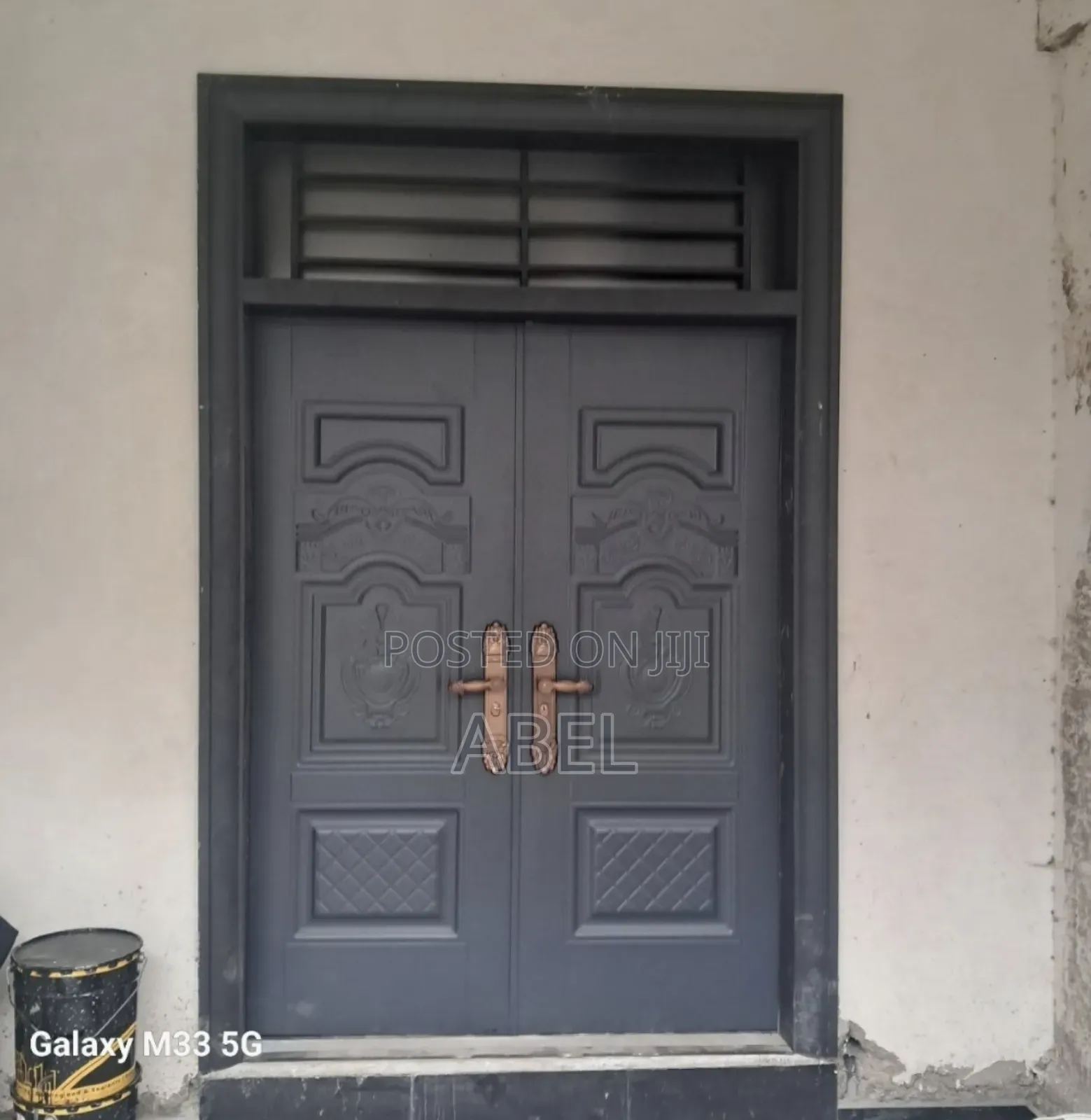 የብረት በር ይፈልጋሉ Victor