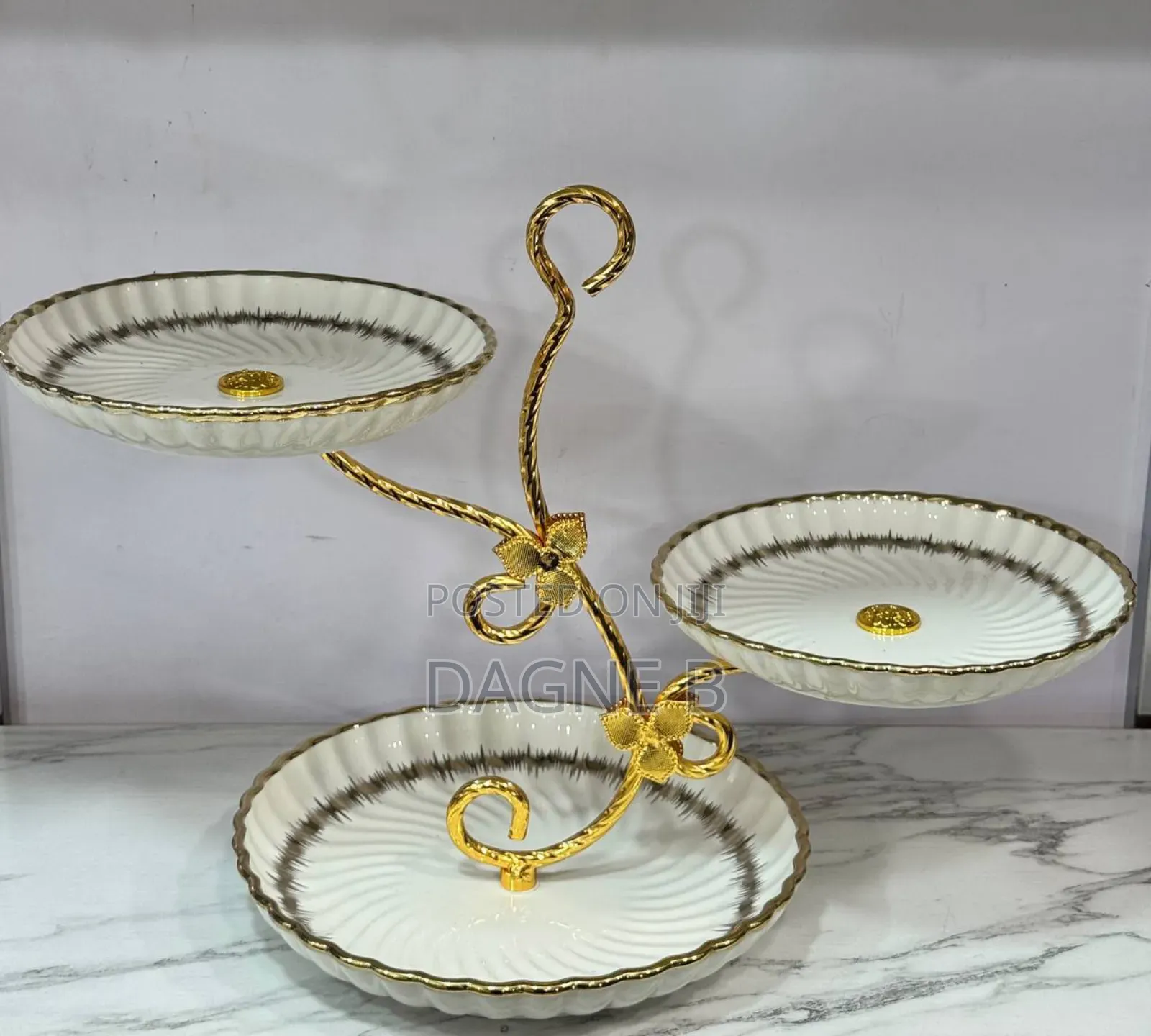 3-Tier Golden-Plated Cupcake Stand With Plates ሸክላ የኩኪስ እና ካፕ ኬክ ማቅረቢያ