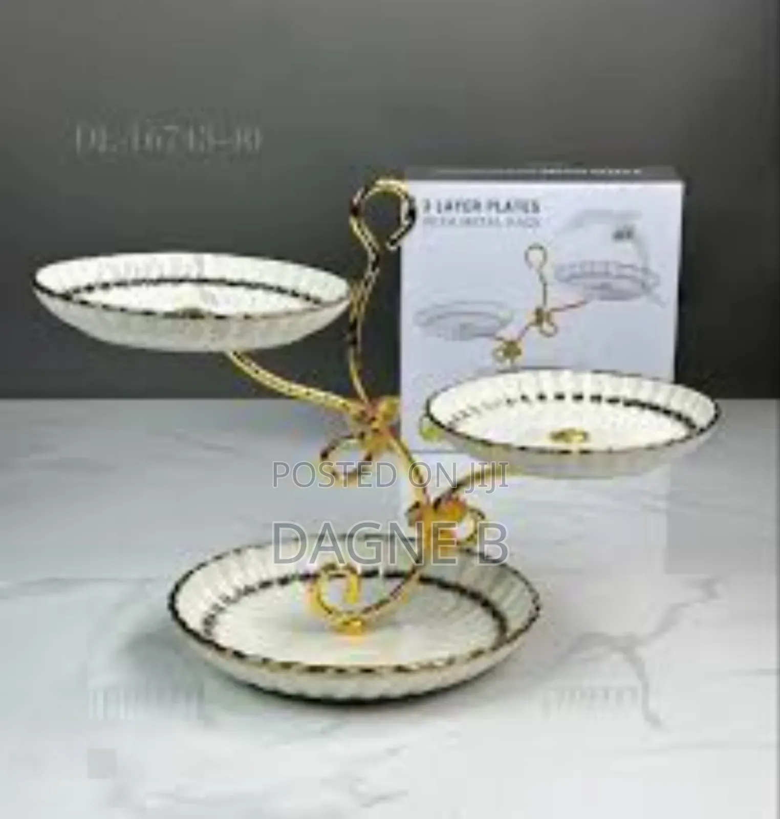 3-Tier Golden-Plated Cupcake Stand With Plates ሸክላ የኩኪስ እና ካፕ ኬክ ማቅረቢያ