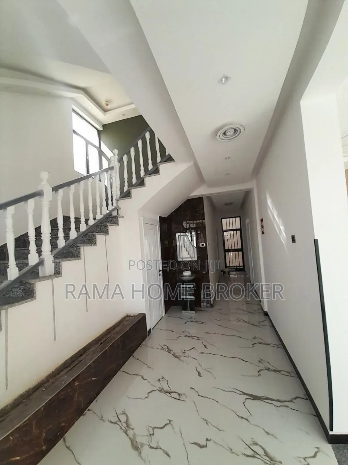 Furnished 7bdrm Block of Flats in አያት ኮምፓወንድ ውስጥ, Yeka for sale