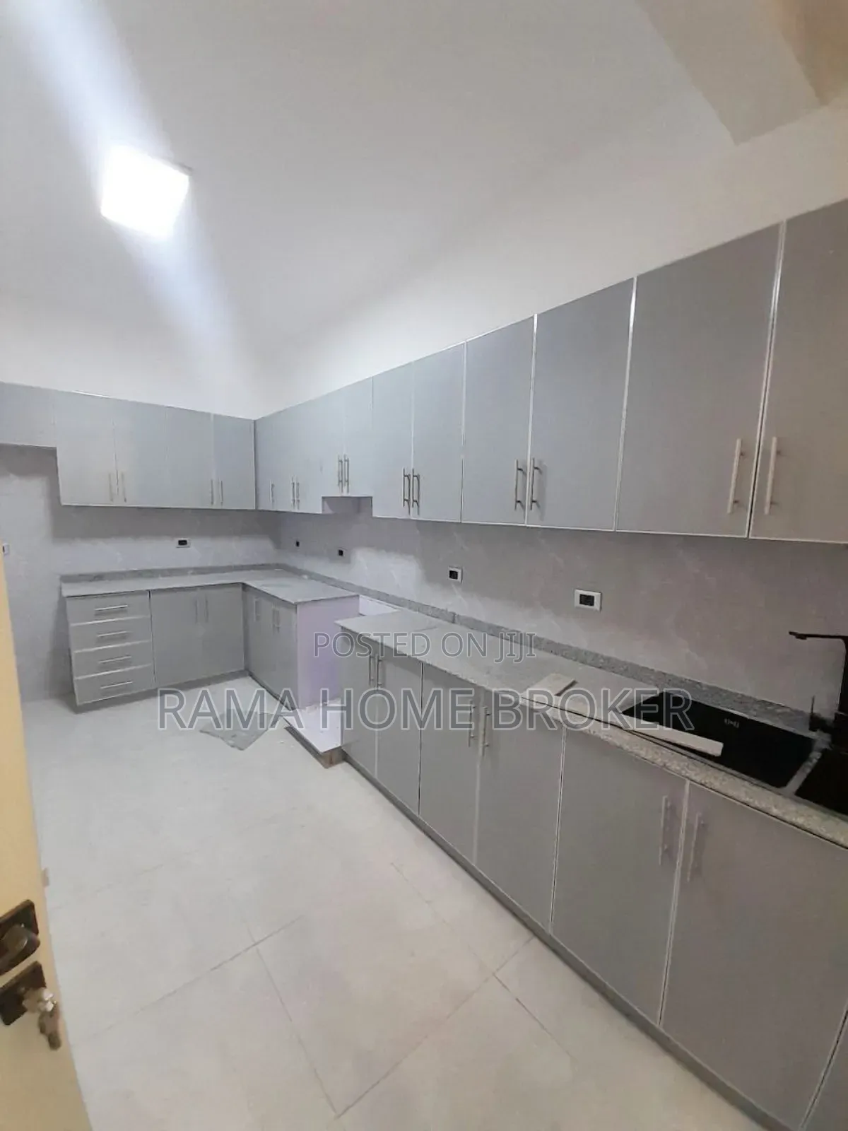 Furnished 7bdrm Block of Flats in አያት ኮምፓወንድ ውስጥ, Yeka for sale