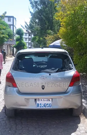 Toyota Yaris Base Sedan 4dr 2010 Silver