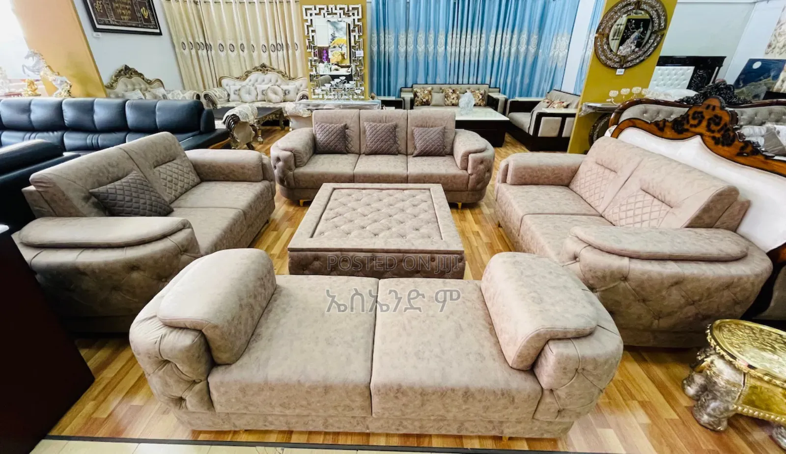 Grand Settee Sofa Design With Table
