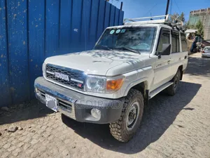 Toyota Land Cruiser 2015 White