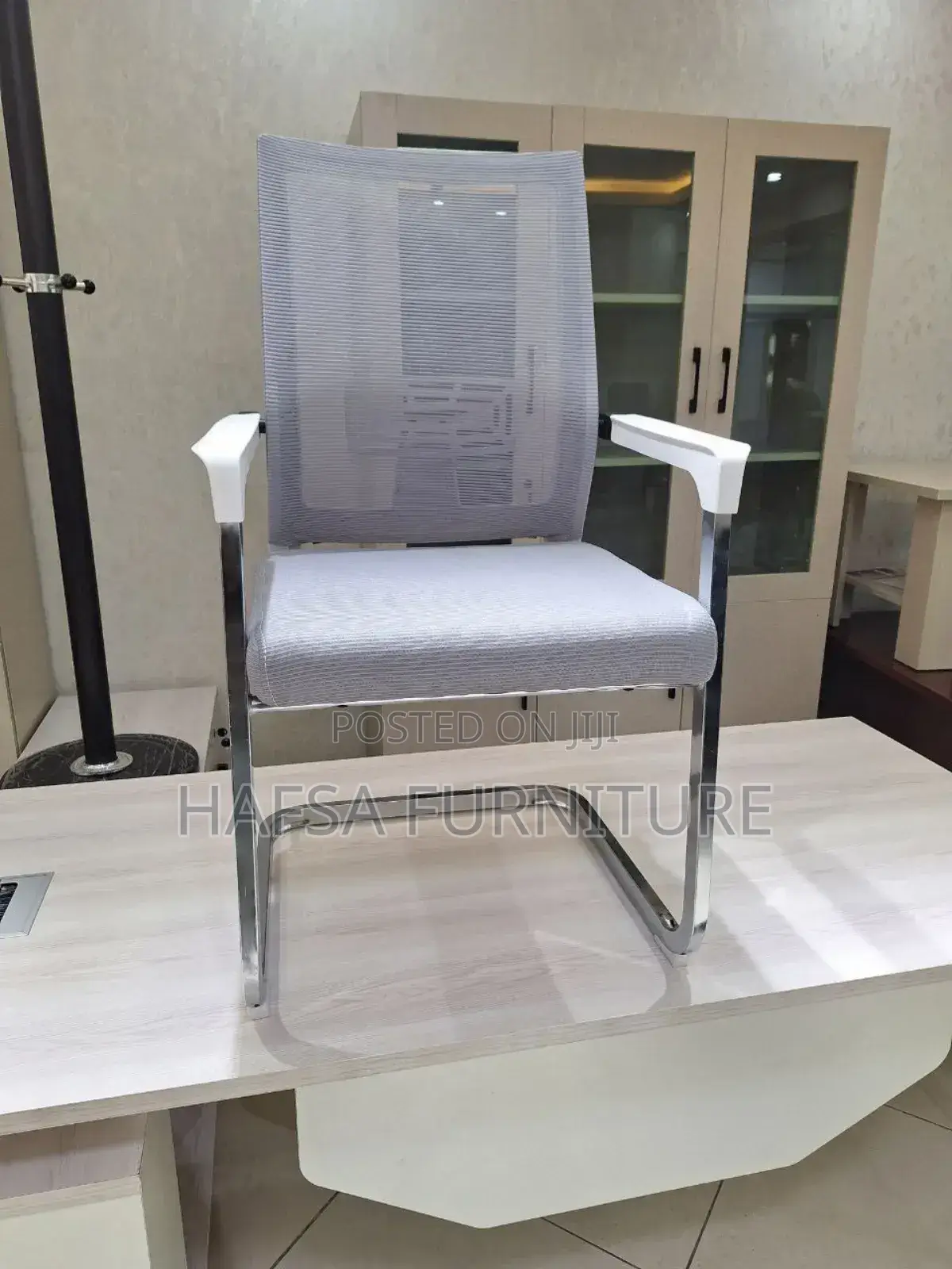 U Leg Mesh Gust Chair