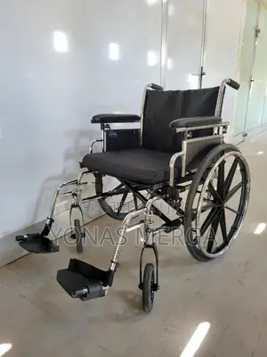 Wheelchair由弗drive Medical Sentra Ec Wheelchair. It Is a Heavy-Duty