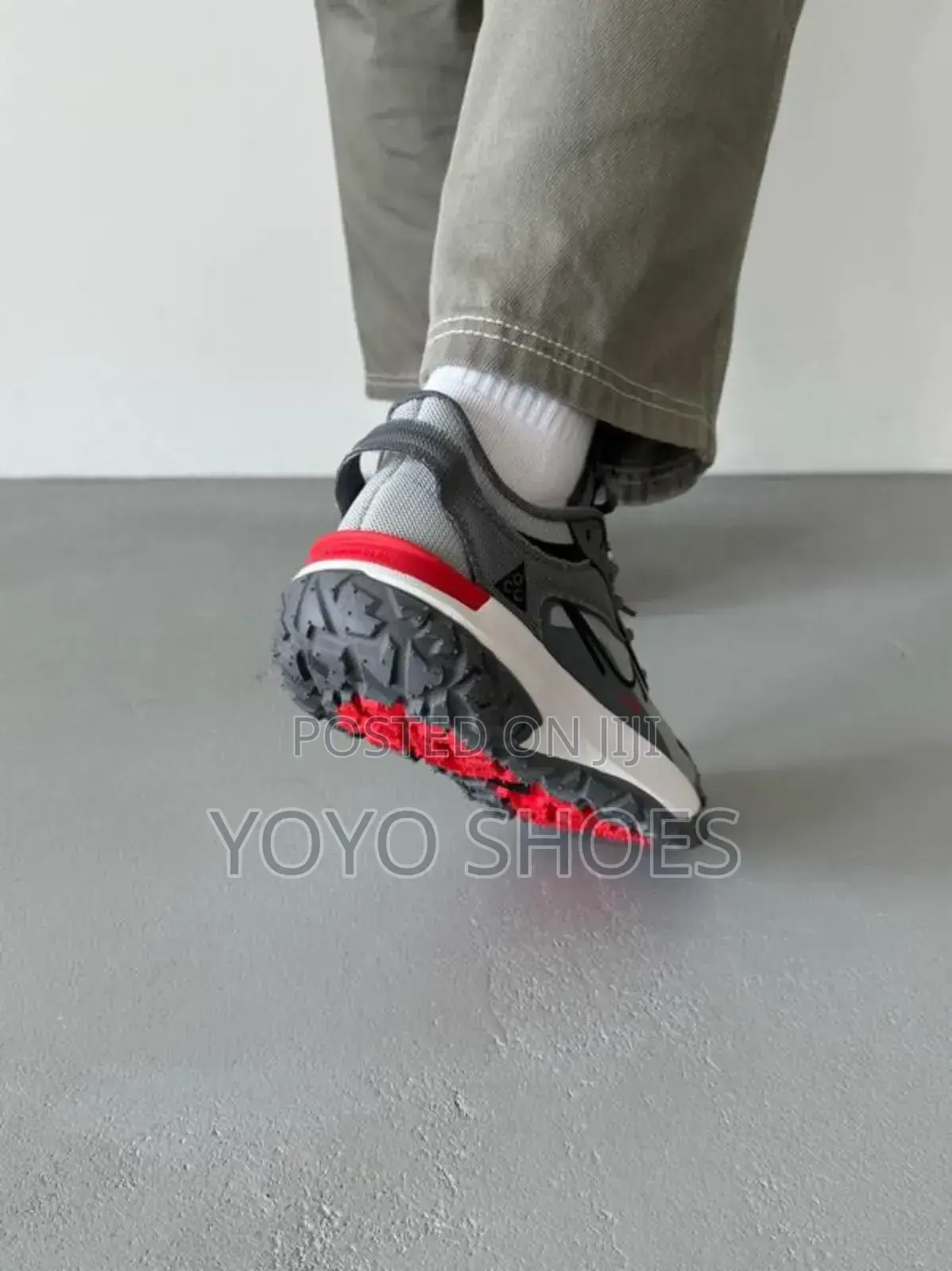 Nike Sneaker Acg Mountain Fly Low Gray Fashion Sneaker