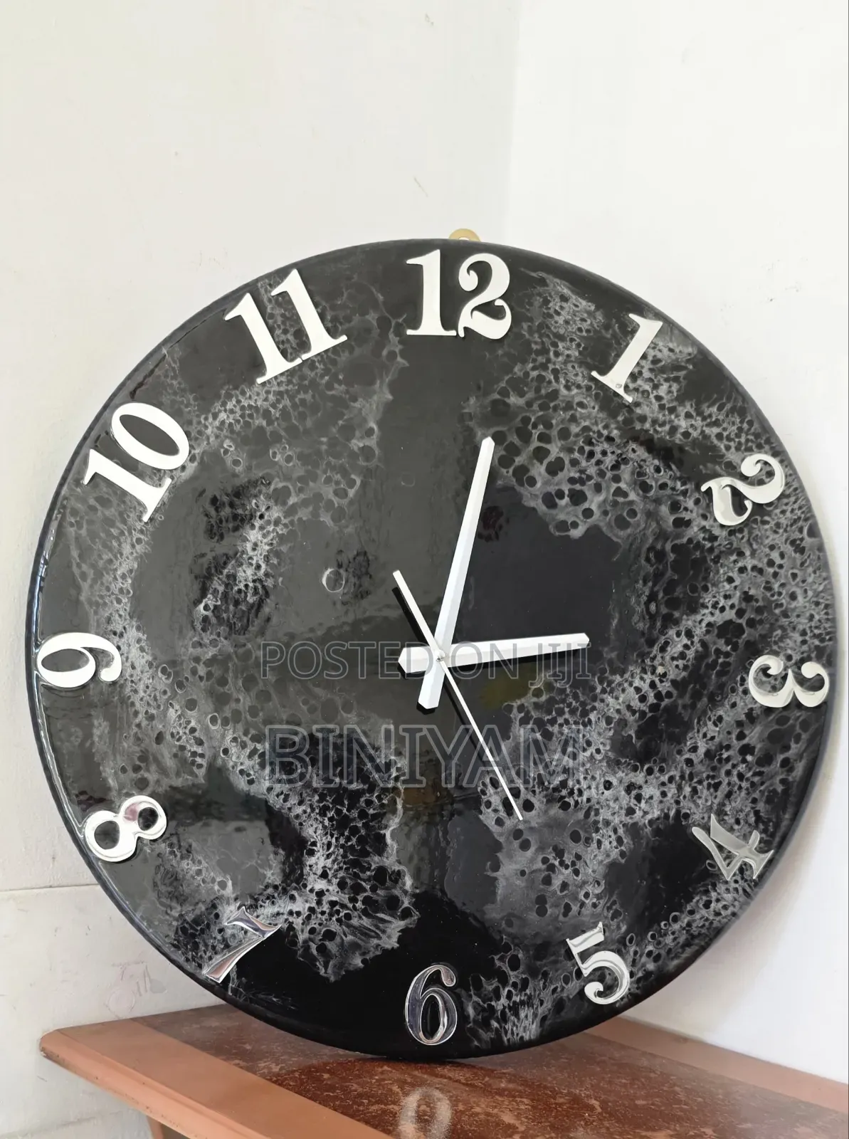 ለየት ያሉ የግድግዳ ሰዓቶች (Handmade Resin Wall Clocks)**