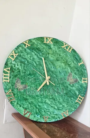 ለየት ያሉ የግድግዳ ሰዓቶች (Handmade Resin Wall Clocks)**