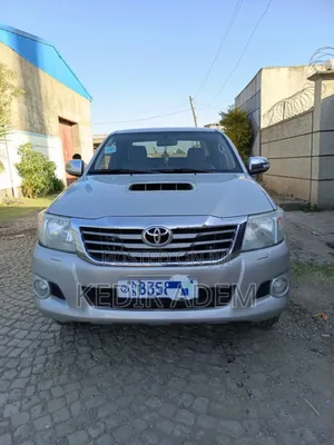 Toyota Hilux 2013 Gold