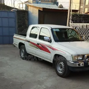 Toyota Hilux 2000 White