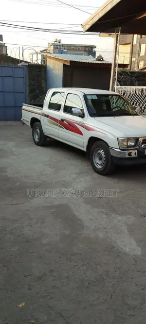 Toyota Hilux 2000 White