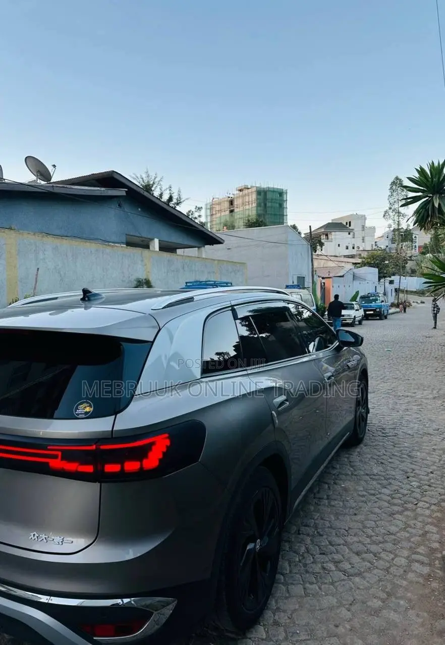 Volkswagen ID.6 2022 Gold