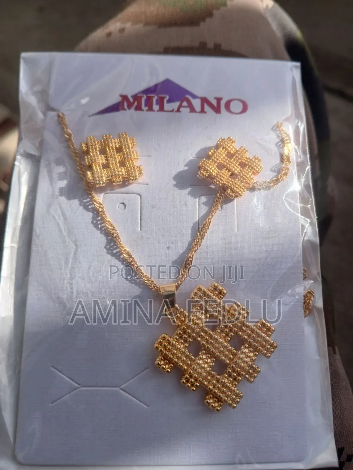 የእጅ የአንገት የግንባር የጀሮ የጣት የአፍንጫ የግንባር ጌጦችን ከፈላጉይደውሉ