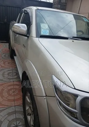 Toyota Hilux 2011 Gold