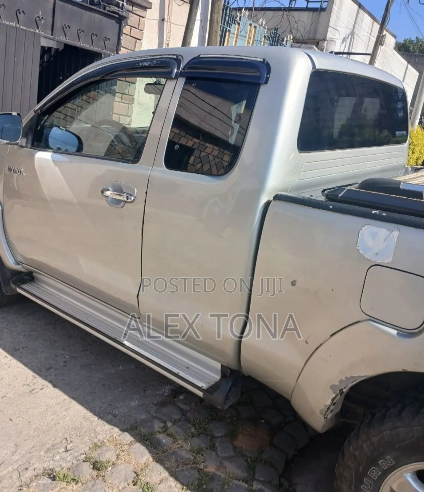 Toyota Hilux 2011 Gold