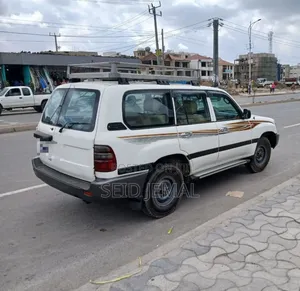 Toyota Land Cruiser 2004 White