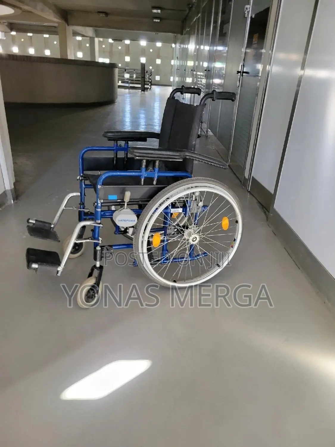 European Wheelchair身邊heavy Duty 150kg With Removable Armrests