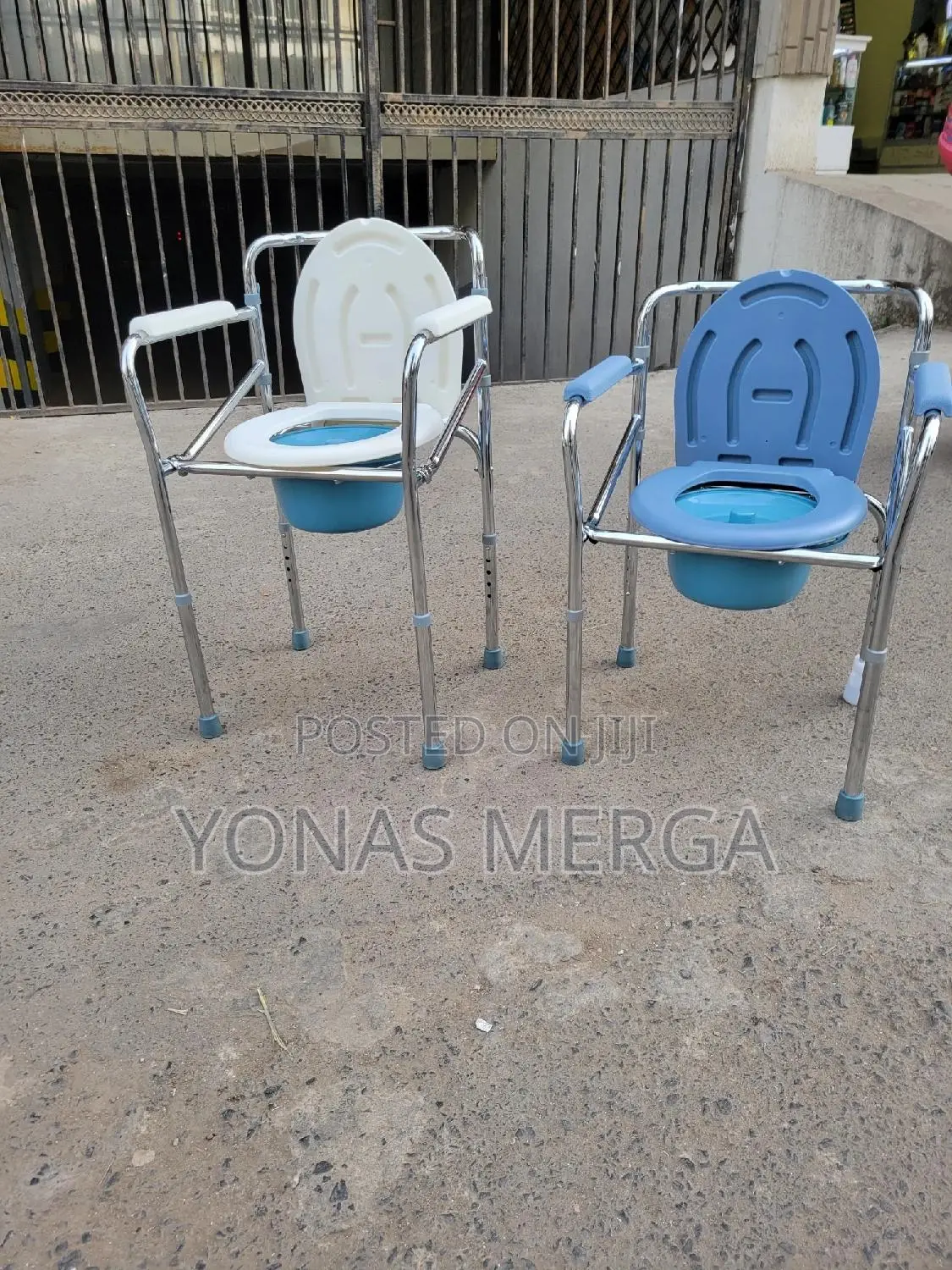 Commode Chair With Pot Bucket皮帶strong Easy to Store, Multicolor