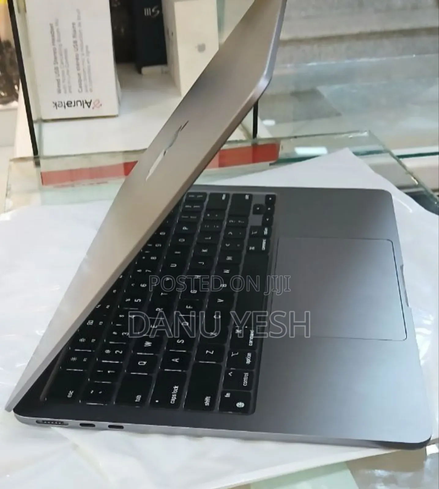 New Laptop Apple MacBook Air 2022 M2 8GB Apple M2 SSD 256GB