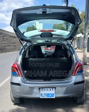 Toyota Yaris Base Hatchback 5dr 2010 Silver