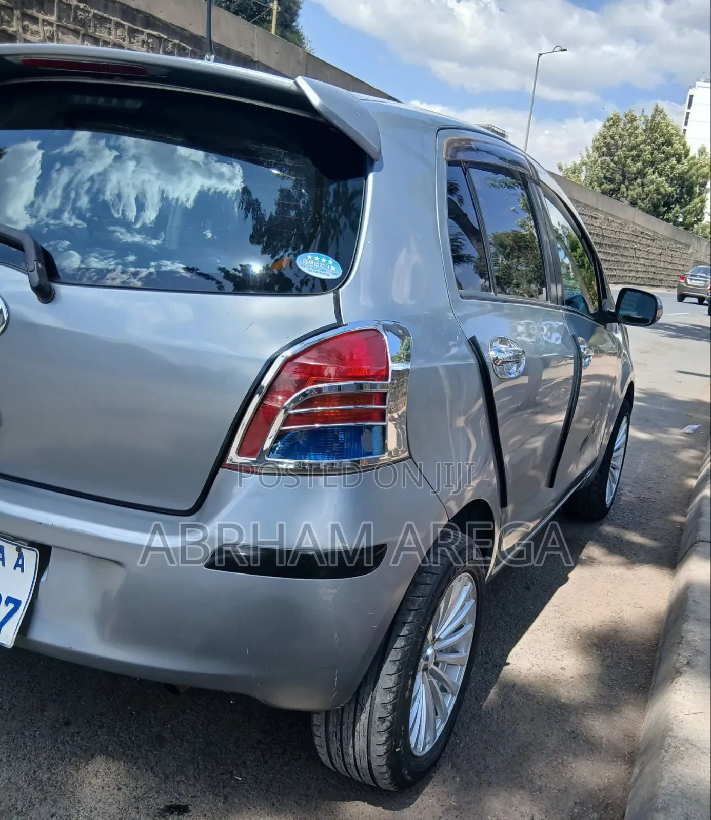 Toyota Yaris Base Hatchback 5dr 2010 Silver