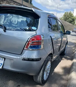 Toyota Yaris Base Hatchback 5dr 2010 Silver