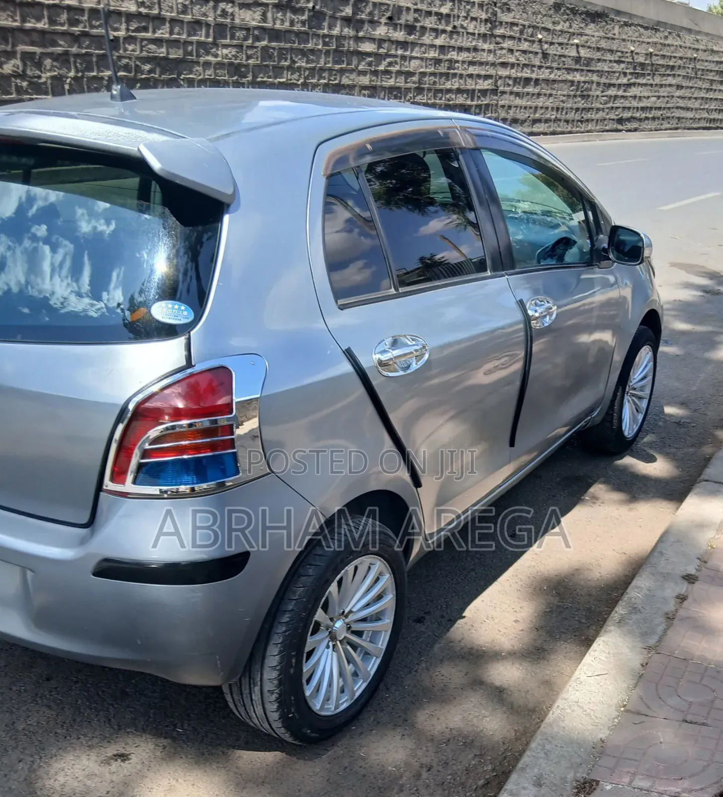 Toyota Yaris Base Hatchback 5dr 2010 Silver