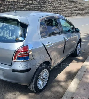 Toyota Yaris Base Hatchback 5dr 2010 Silver