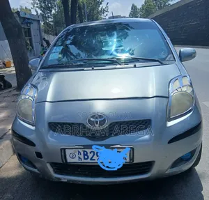 Toyota Yaris Base Hatchback 5dr 2010 Silver