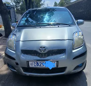 Toyota Yaris Base Hatchback 5dr 2010 Silver