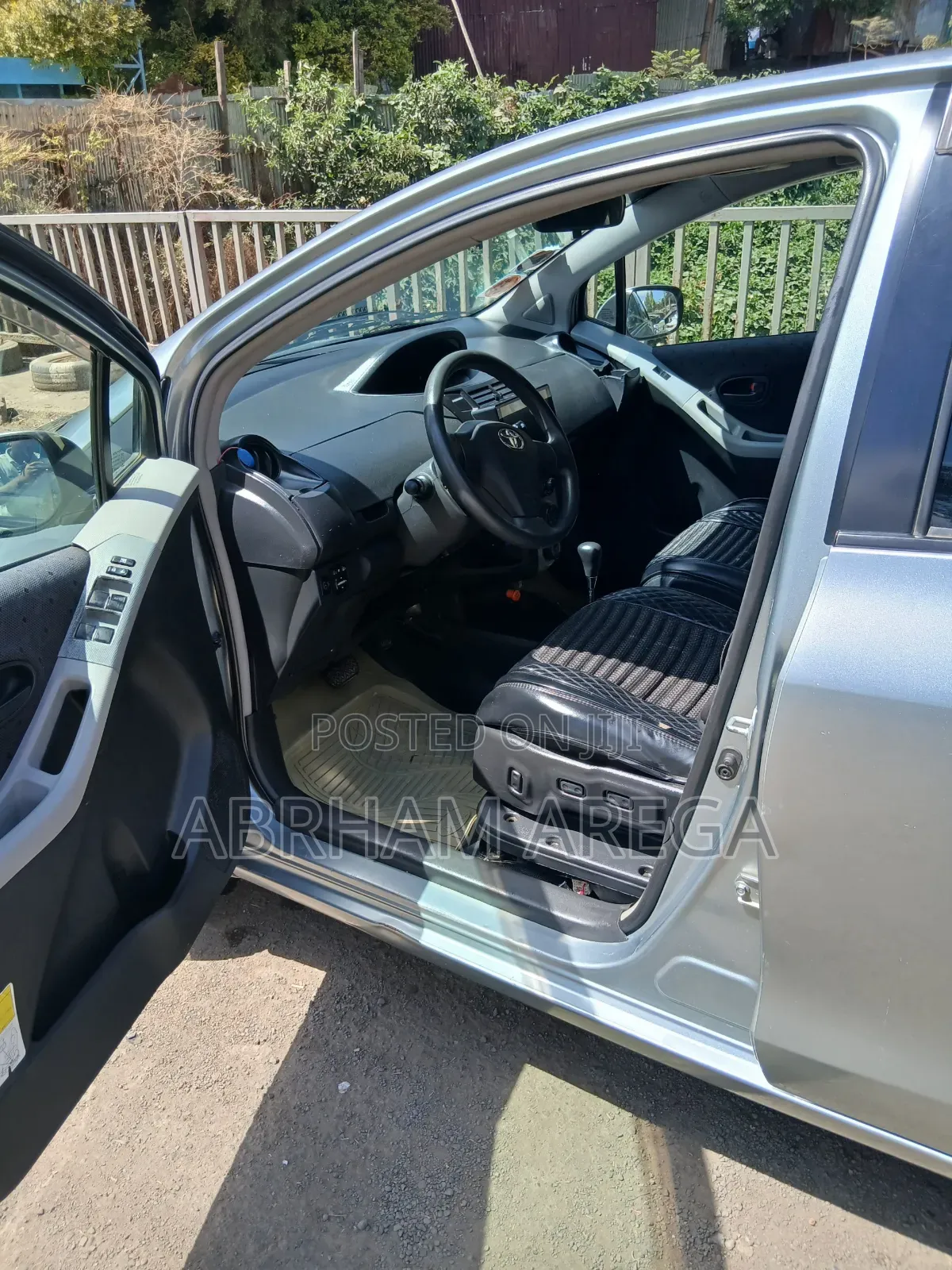 Toyota Yaris Base Hatchback 5dr 2010 Silver