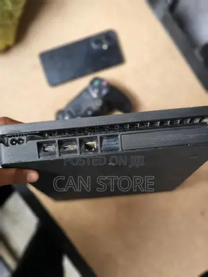 Playstation ያገለገለ ግን በጥሩ ሁኔታ ላይ የሚገኝ Ps4slim