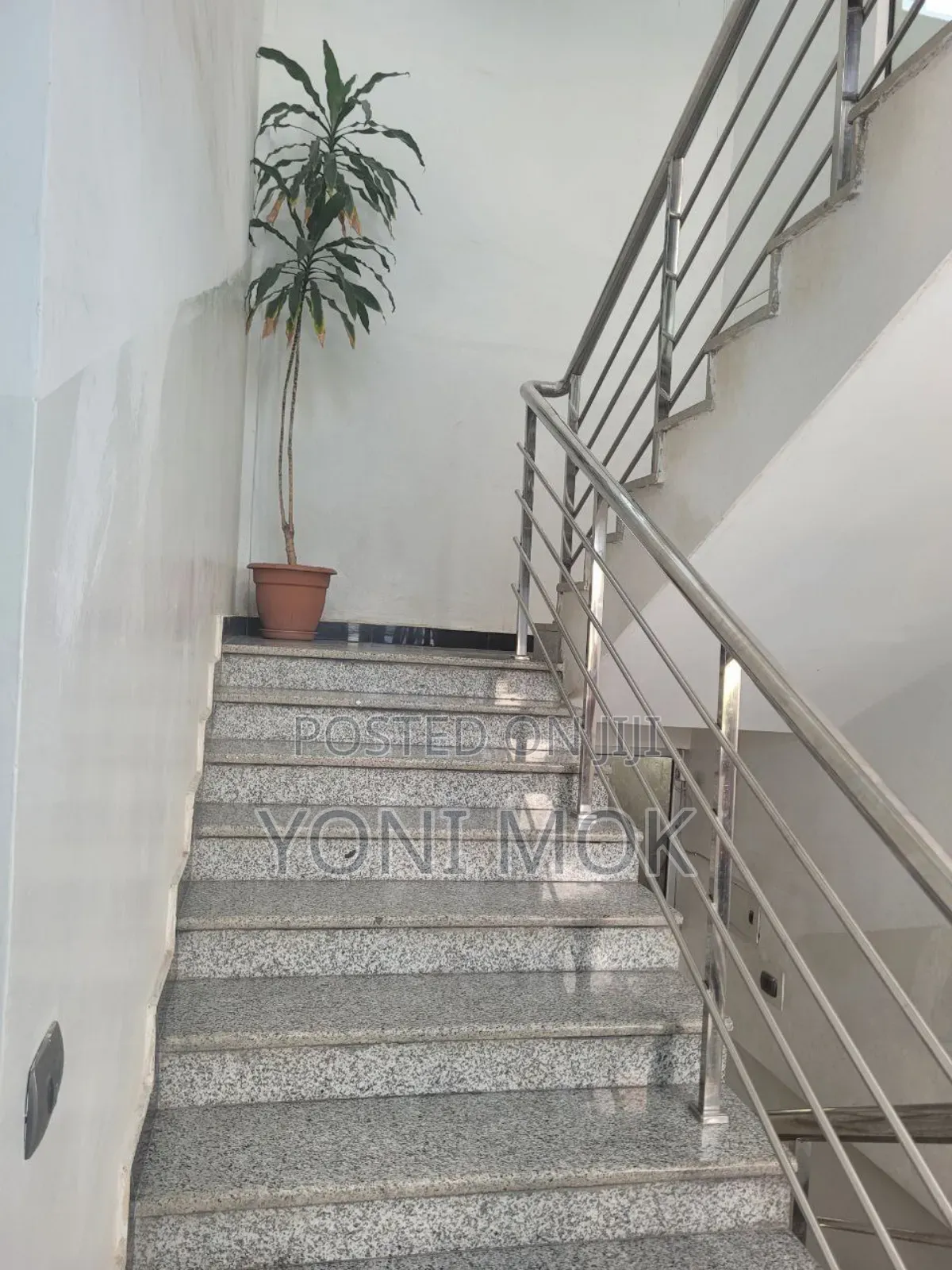 20bdrm Apartment in Akaky Kaliti for sale