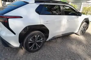 Toyota bZ4X 71.4 kWh FWD 2023 White