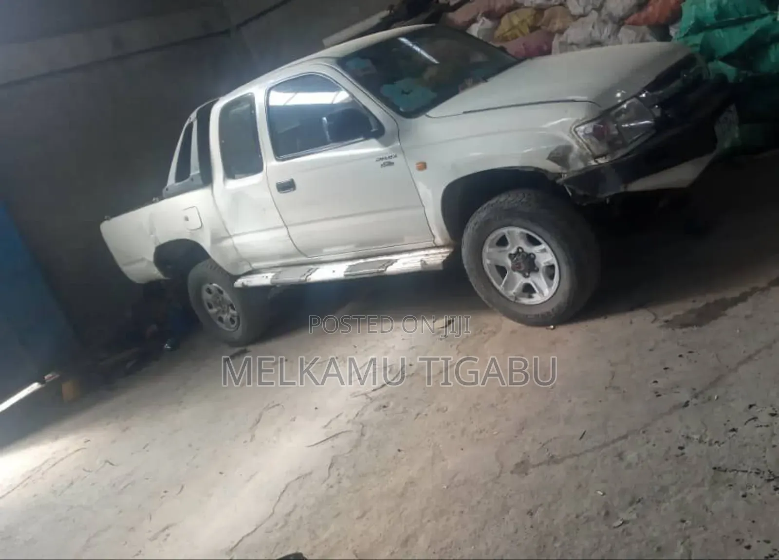 Toyota Hilux 2002 White