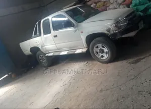 Toyota Hilux 2002 White