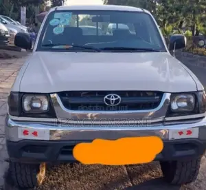 Toyota Hilux 2004 White