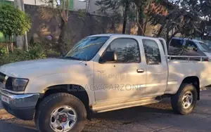 Toyota Hilux 2004 White